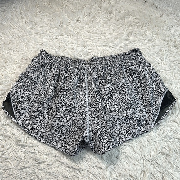 Lululemon Hotty Hot Short II *2.5" Ditsy Daisy White Black / Black - Picture 4 of 7